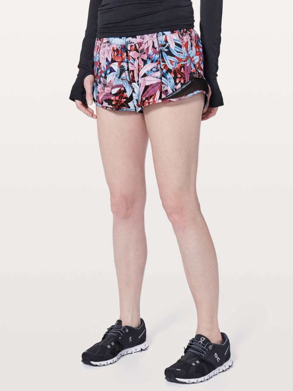 Lululemon Women's Hotty Hot Short 2.5", Lush Lillies Multi Black, size 4 NWOT